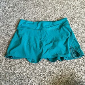 Lululemon teal tennis skirt with side pleats size 8